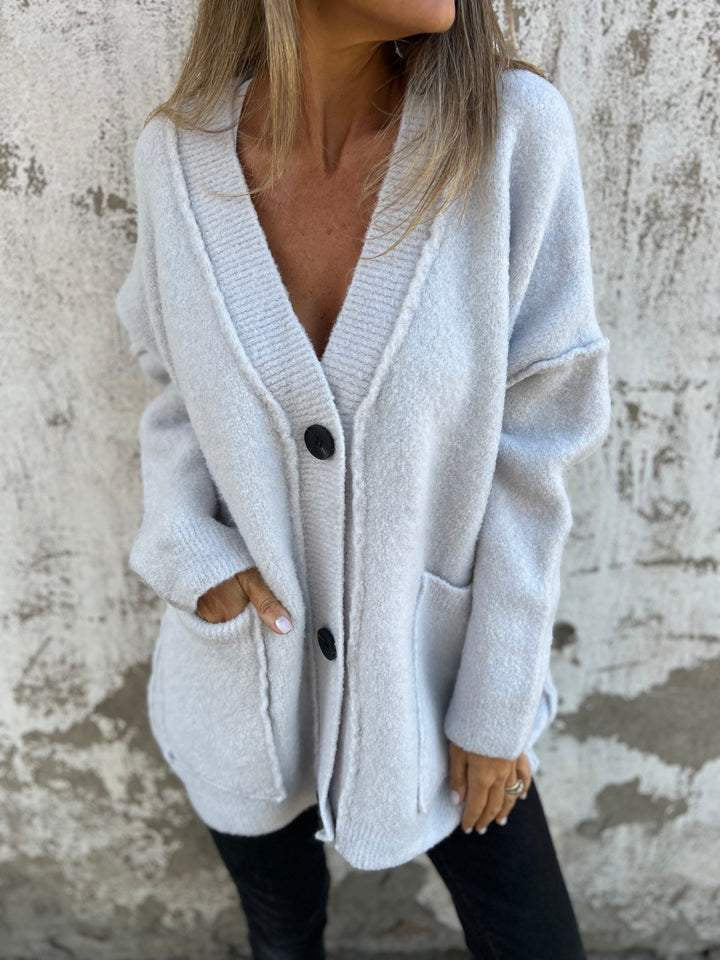 Damen kuschelige Strickjacke mit großen Taschen und Knopfdetails ModeGeist