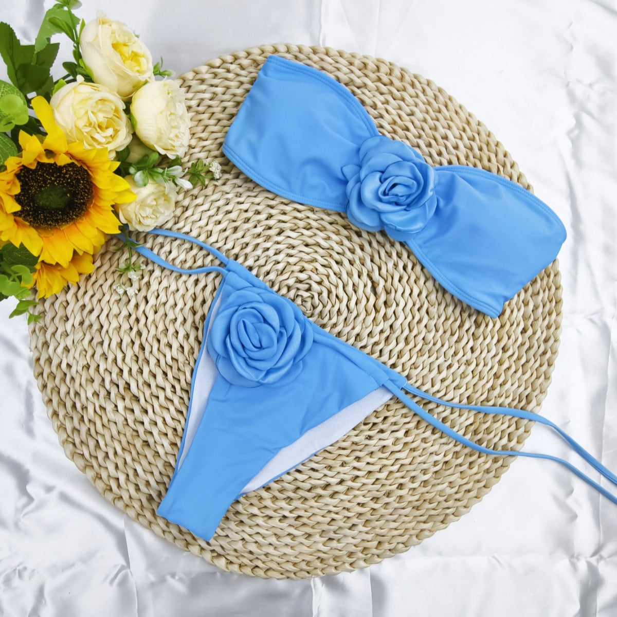 Bikini Set für Damen mit Blumenmuster und verspielten Details von MODEGEIST