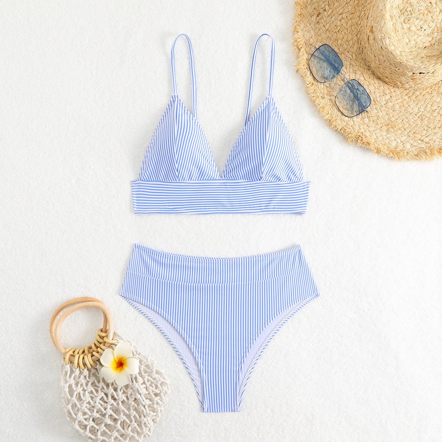 Moderner Damen-Bikini mit hohem Bund und schmalen Trägern