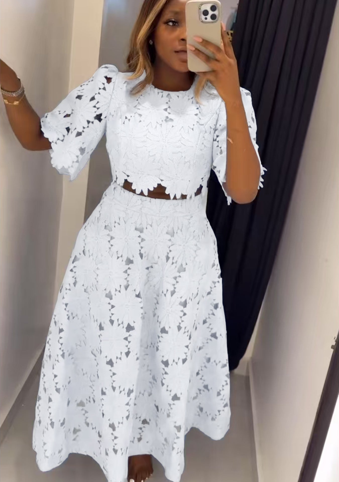 Elegantes Maxikleid für Damen mit kunstvollen Blumenstickereien und offenen Ärmeln von MODEGEIST