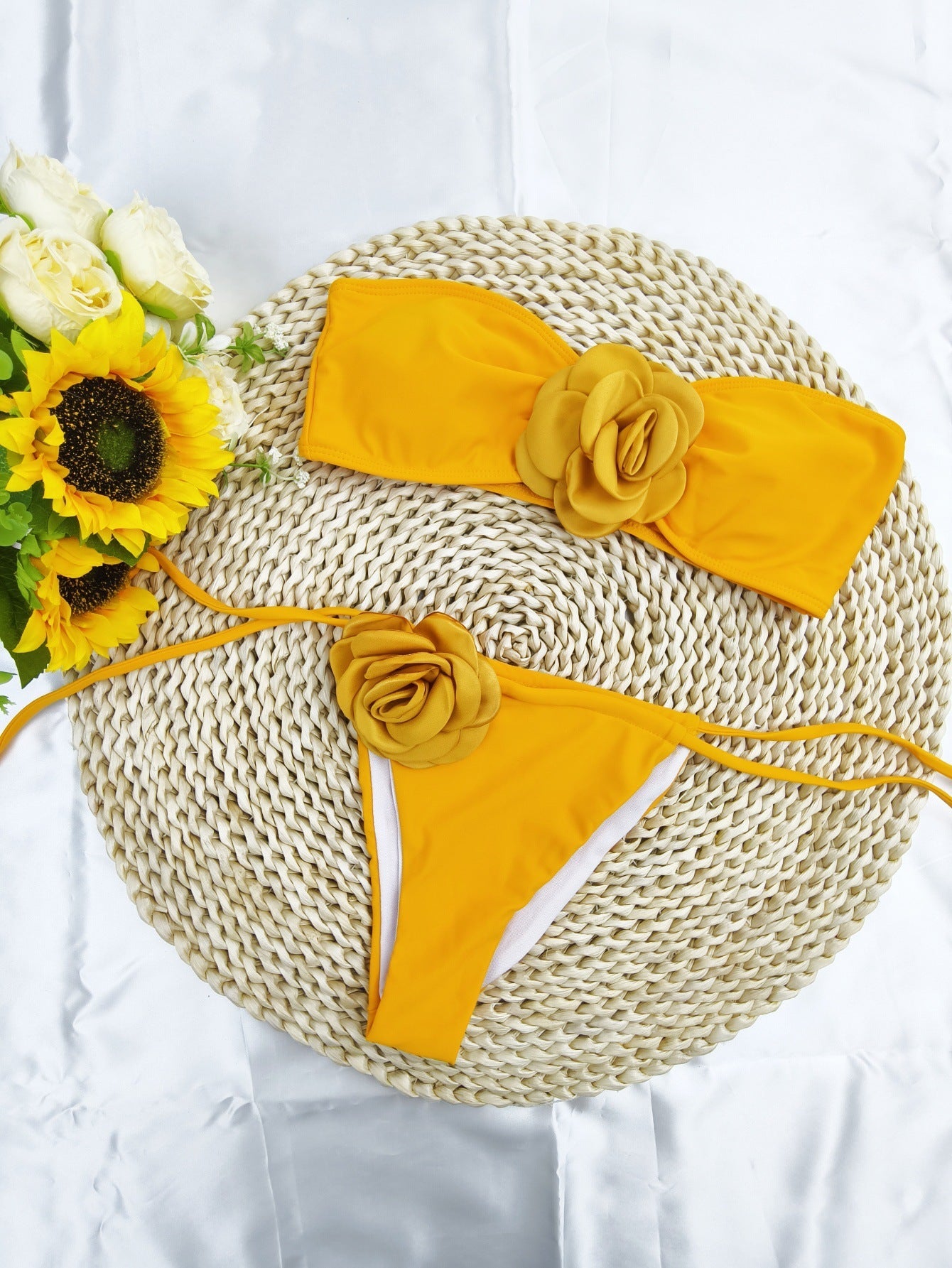 Bikini Set für Damen mit Blumenmuster und verspielten Details von MODEGEIST