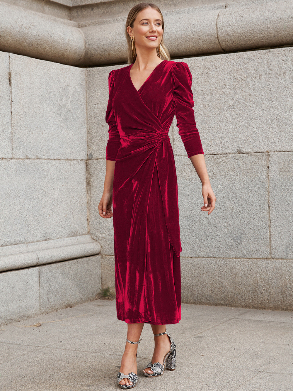 Damen Elegantes Wickelkleid mit Puffärmeln und Goldakzenten ModeGeist