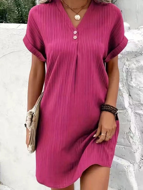 Modernes Damen-Kurzarmbandkleid mit Knopfleiste und dezenten Streifen