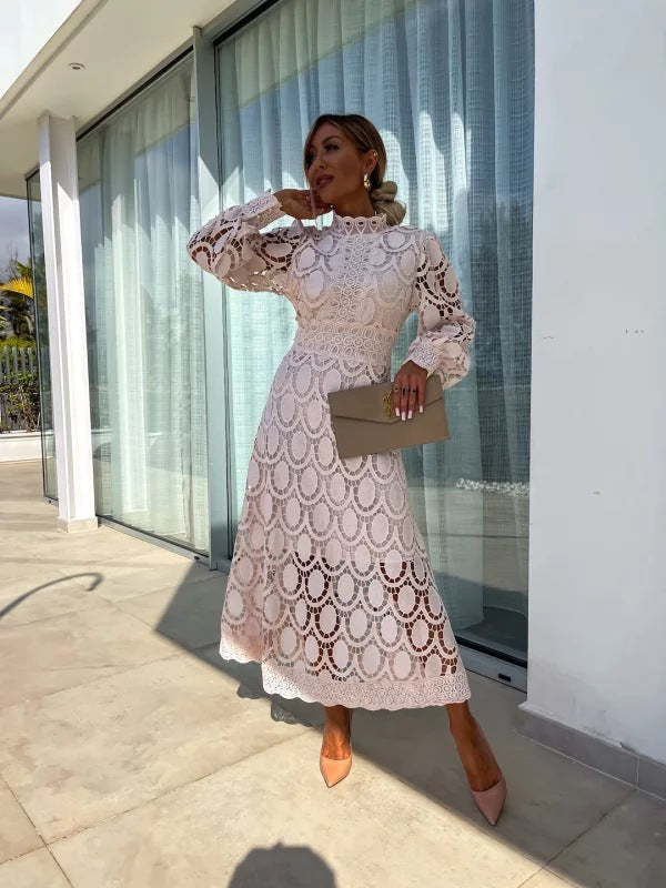 Elegantes Damenkleid mit raffinierter Spitzenstruktur von MODEGEIST