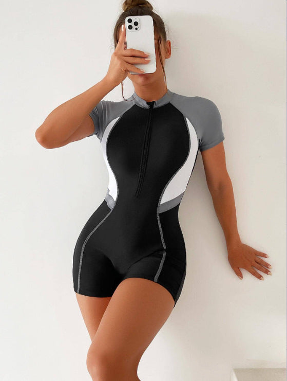 Sportlicher Damen-Kurzarm-Wetsuit mit praktischem Reißverschluss von MODEGEIST