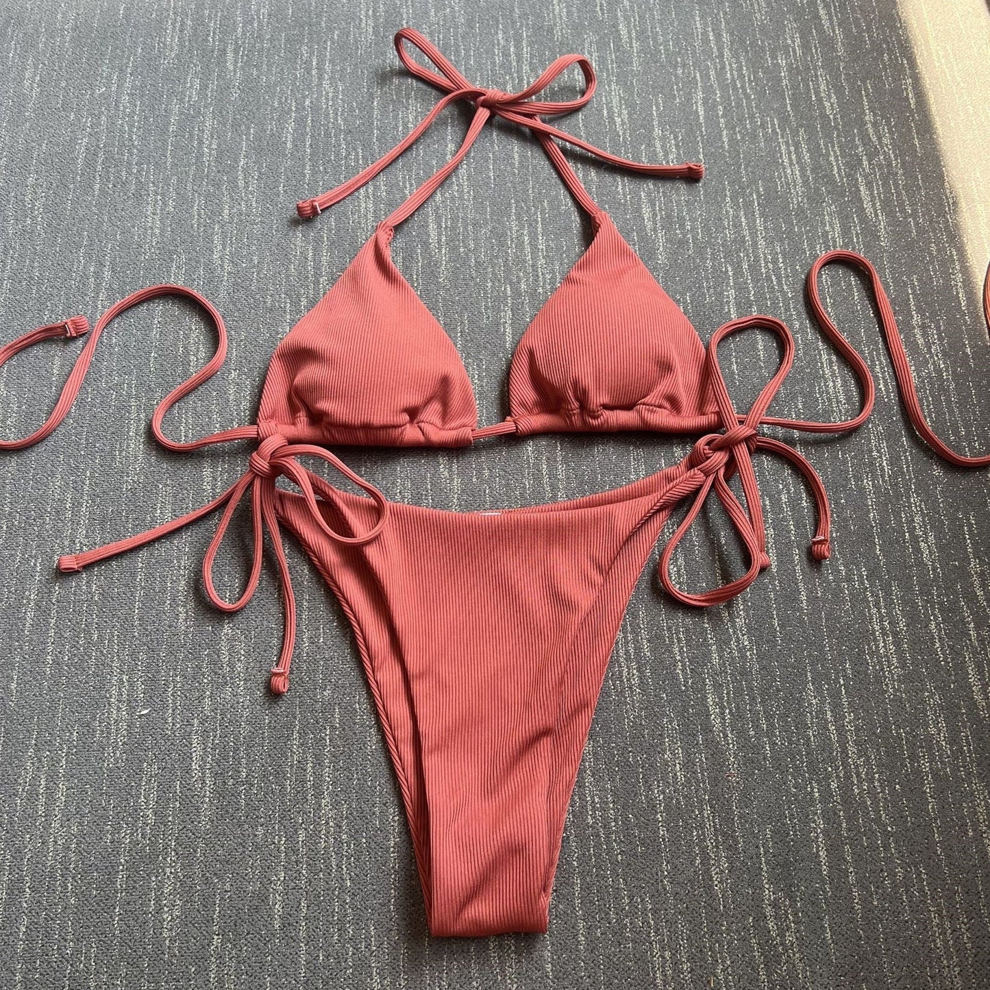 Bikini-Set mit Dreieck-Oberteilen, verstellbaren Trägern und feuchtigkeitsableitendem Material von MODEGEIST