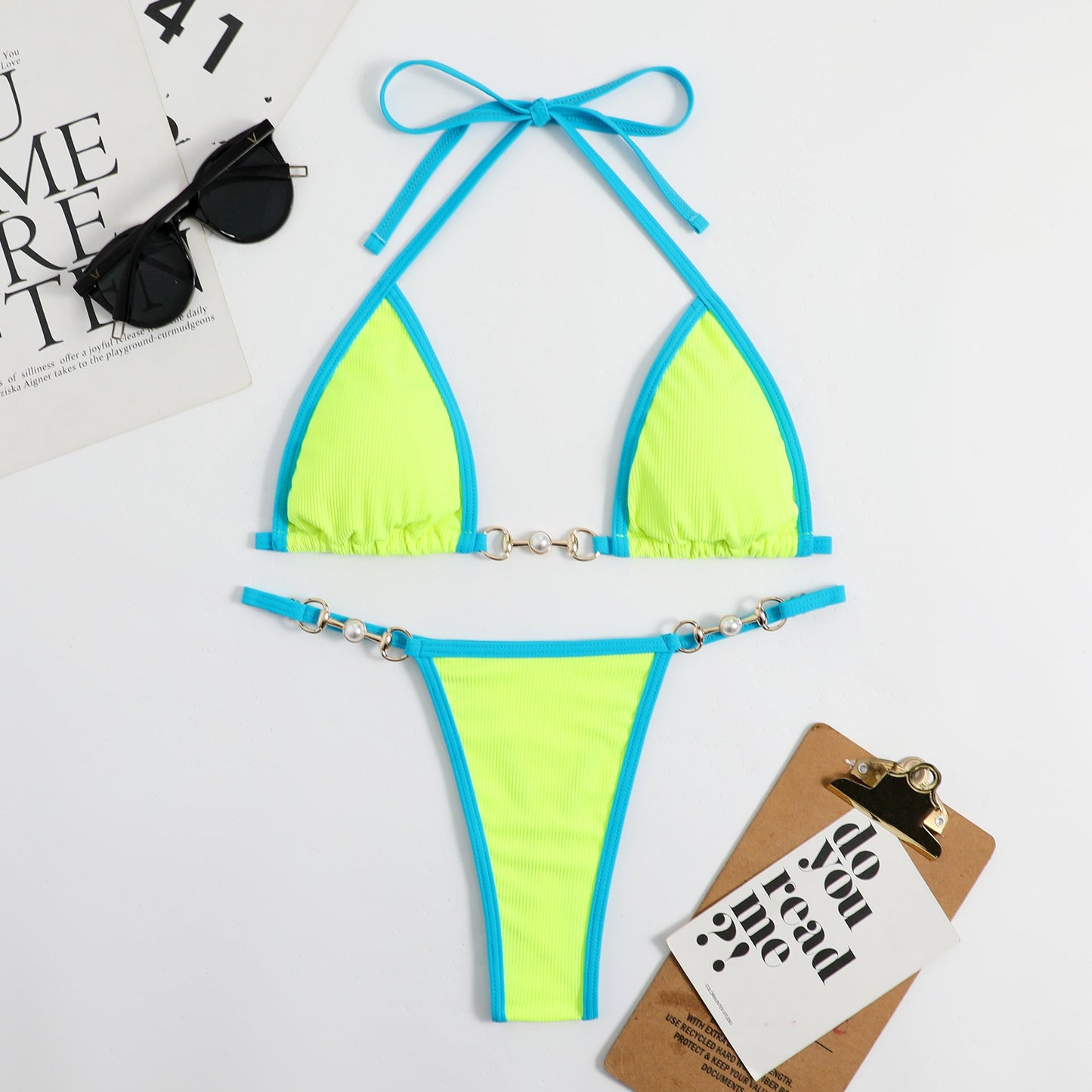 Bikini-Set mit Rippstruktur, Dreiecks-Oberteilen, verstellbaren Trägern und modischen Details von MODEGEIST