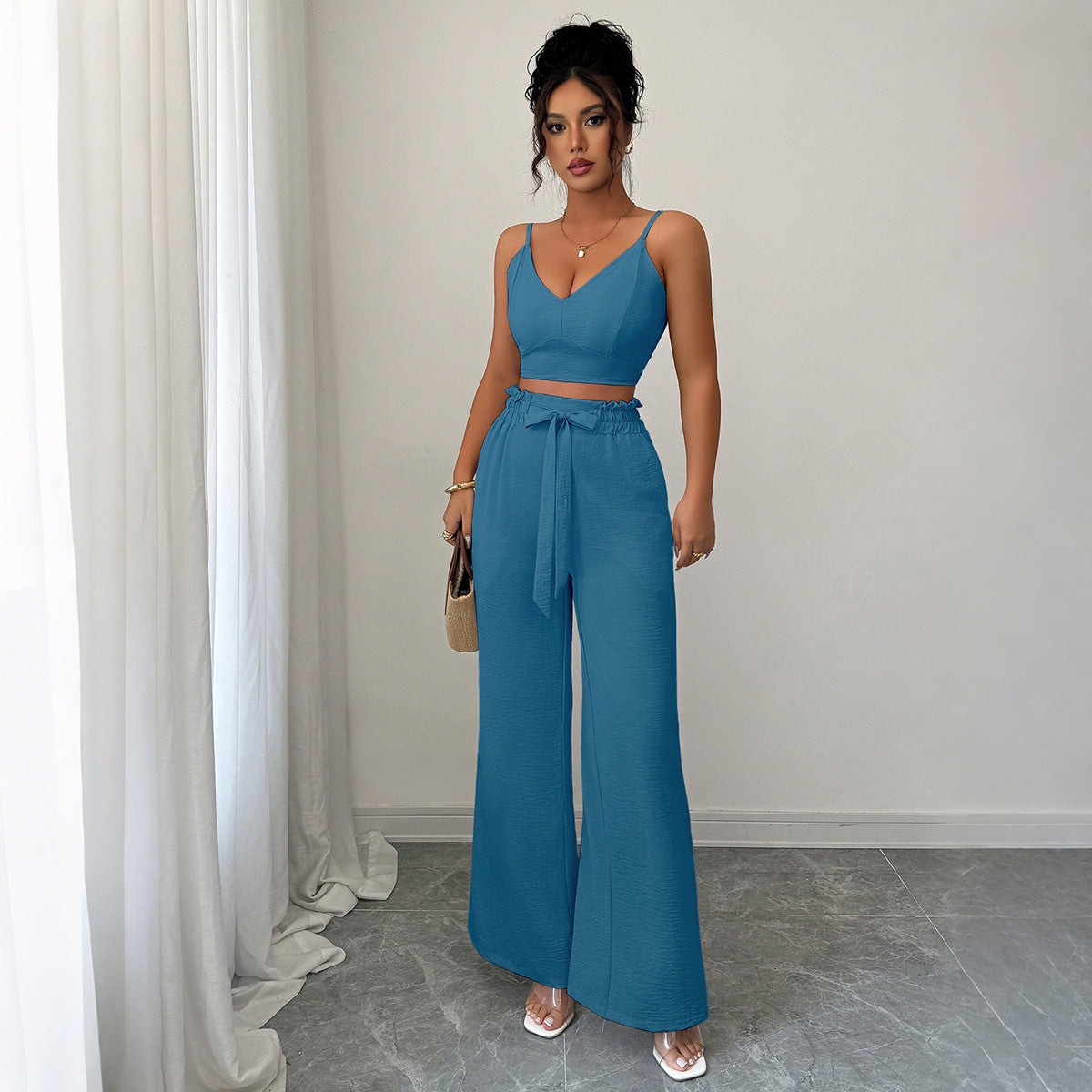 Stilvolles Damen-Outfit: Oberteil und weite Hose von MODEGEIST