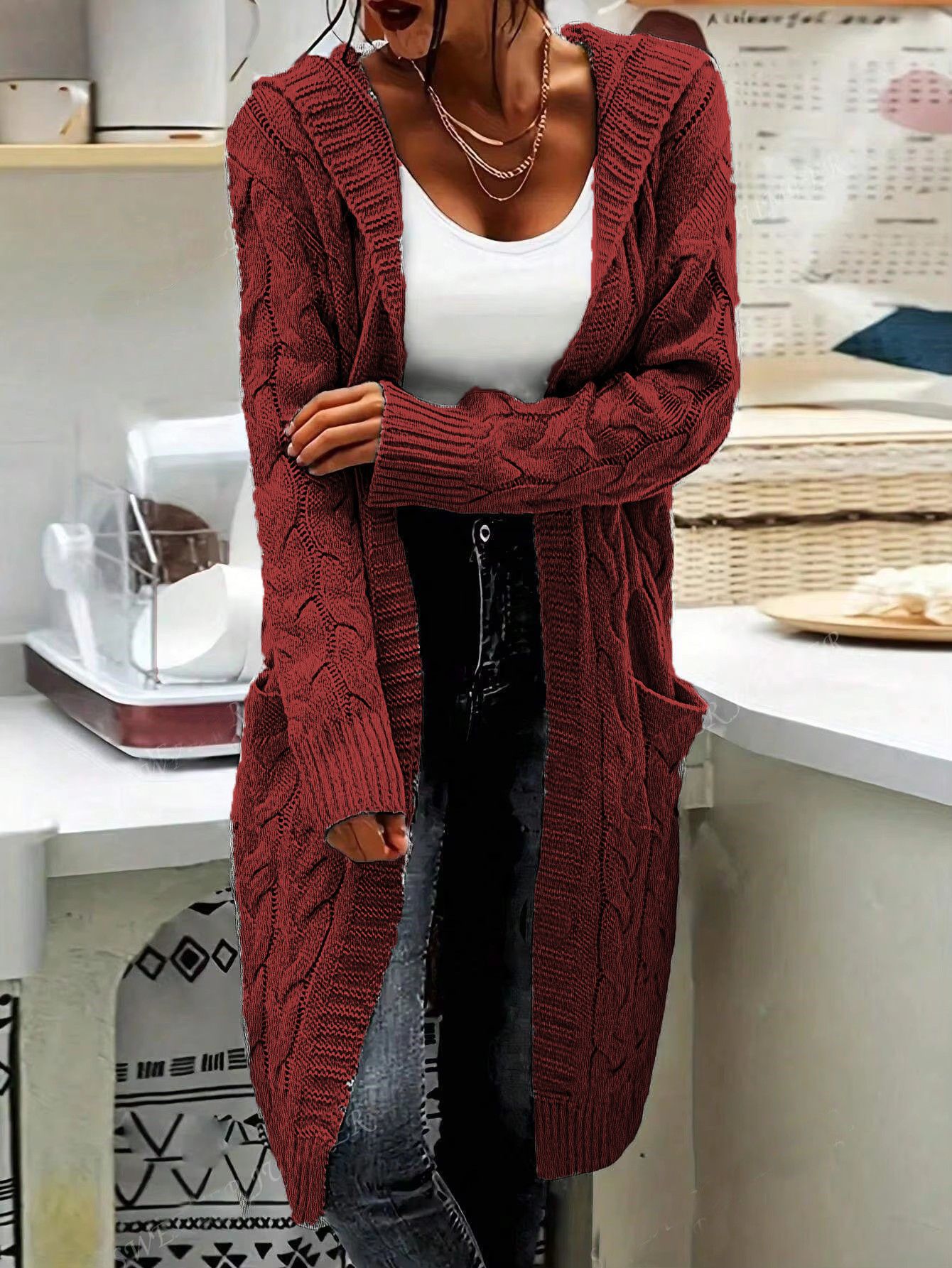Damen Strickjacke im lässigen Langschnitt mit Zopfmuster und praktischen Taschen ModeGeist
