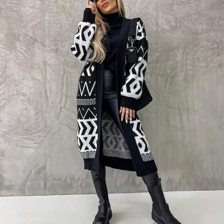 Damen Strickmantel mit modernem grafischen Muster und lässiger Passform ModeGeist