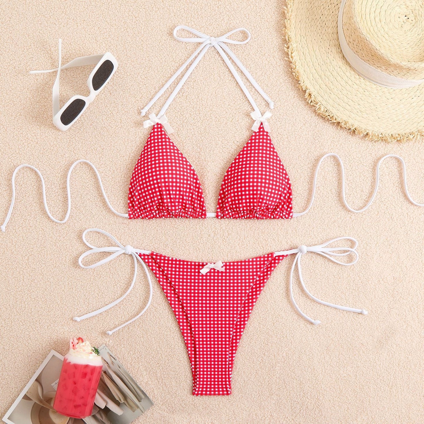 Moderner Damen Bikini mit Dreieck-Oberteilen, Karomuster und eleganten Bändern von MODEGEIST