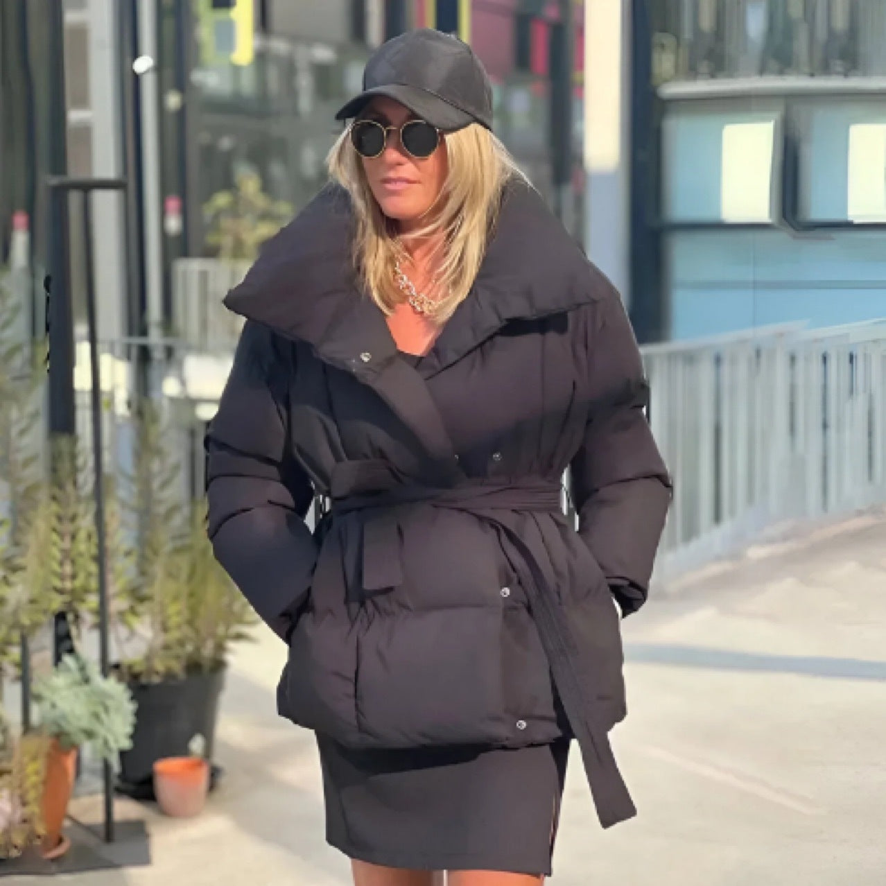 Damen Modische Daunenjacke mit breitem Kragen und taillierbarem Gürtel ModeGeist