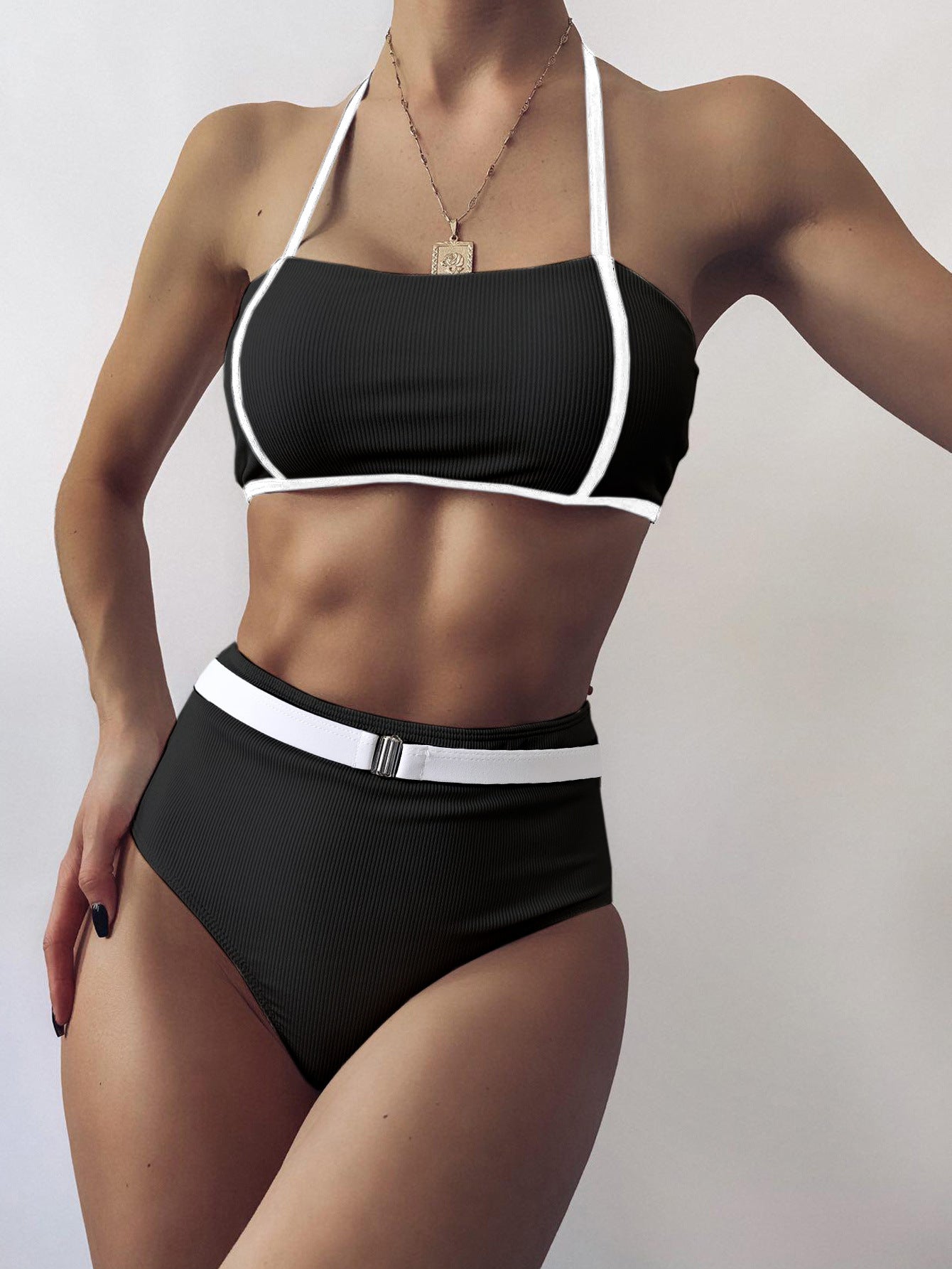 Moderner Damen-Bikini mit hohem Beinausschnitt und schickem Gürteldetail