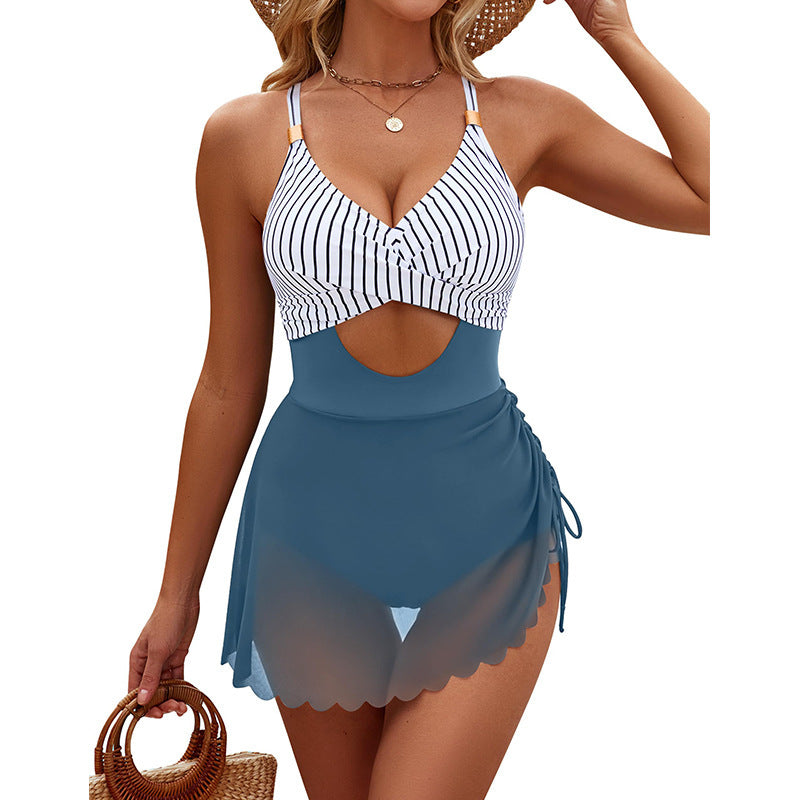 Moderner Badeanzug für Damen mit raffinierten Cut-Outs und Rüschen