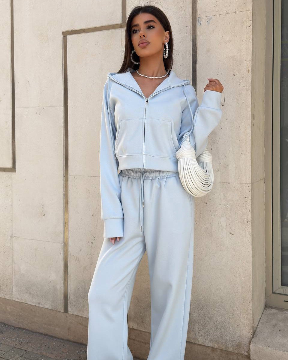 Damen Sportliches Outfit mit cropped Hoodie und weiten Jogginghosen ModeGeist