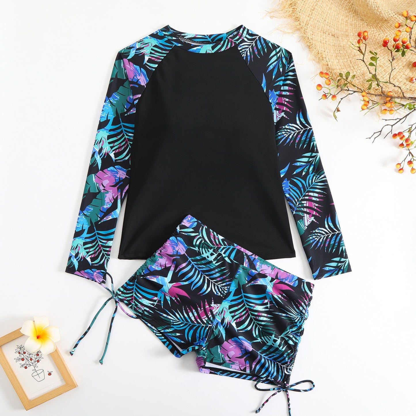 Modischer Damen Surfanzug mit Langarmshirt und Shorts von MODEGEIST
