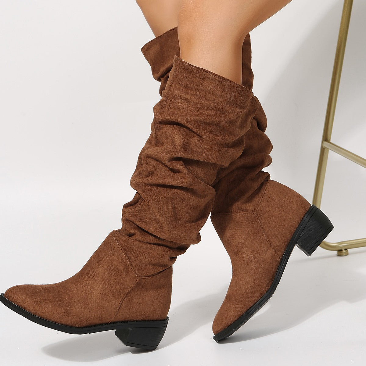Elegante Damen-Stiefeletten mit bequemem Schlupfdesign und modischem Faltenlook von MODEGEIST