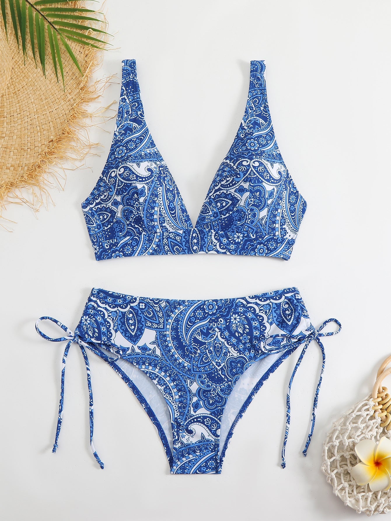 Moderner Damen-Bikini mit Paisleymuster und hohem Beinschnitt von MODEGEIST
