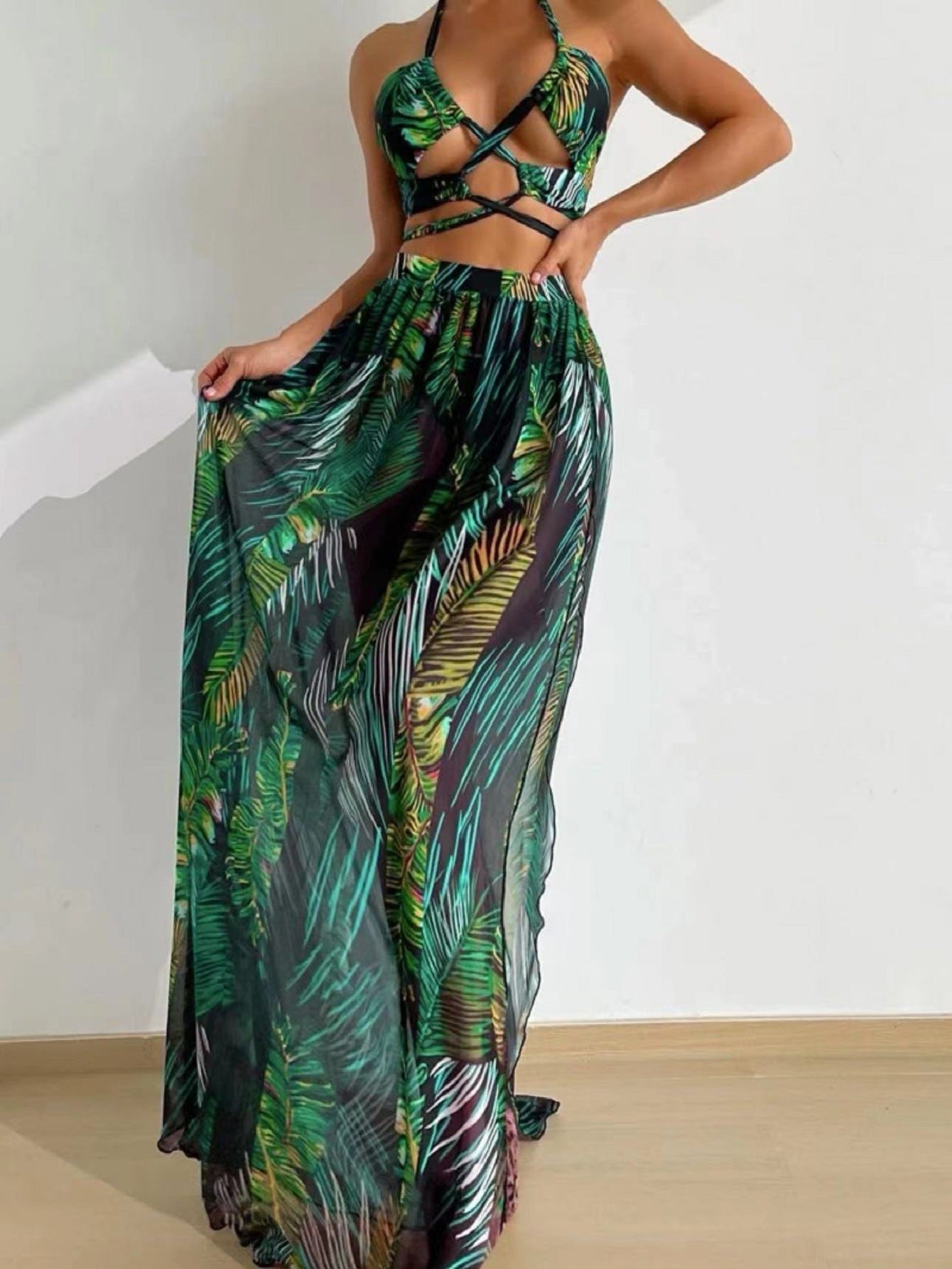 Elegantes Damen-Strandkleid mit raffiniertem Schnitt und Palmen-Print von MODEGEIST