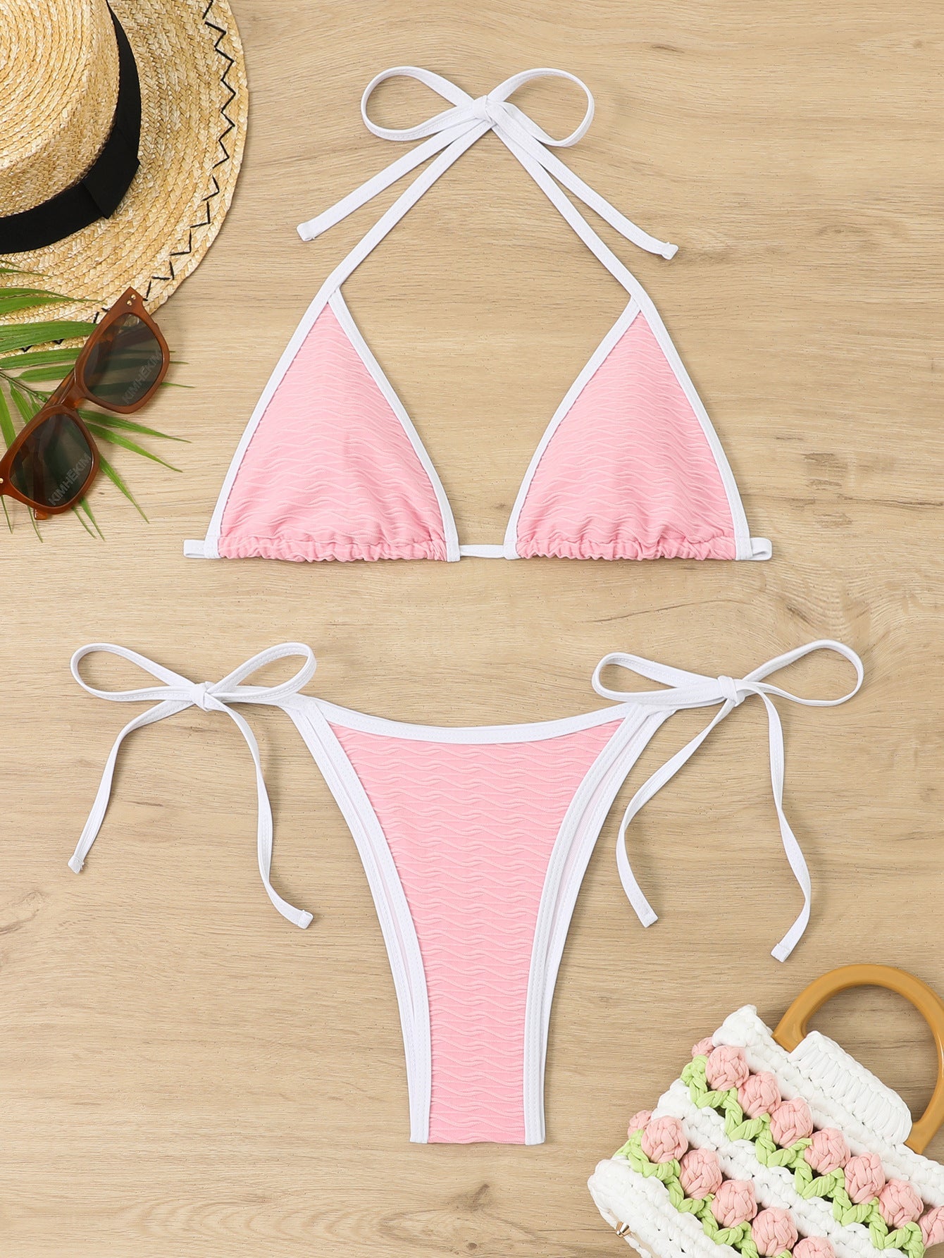 Modischer Damen-Bikini mit Dreieck-Oberteil, verstellbaren Trägern und texturiertem Stoff
