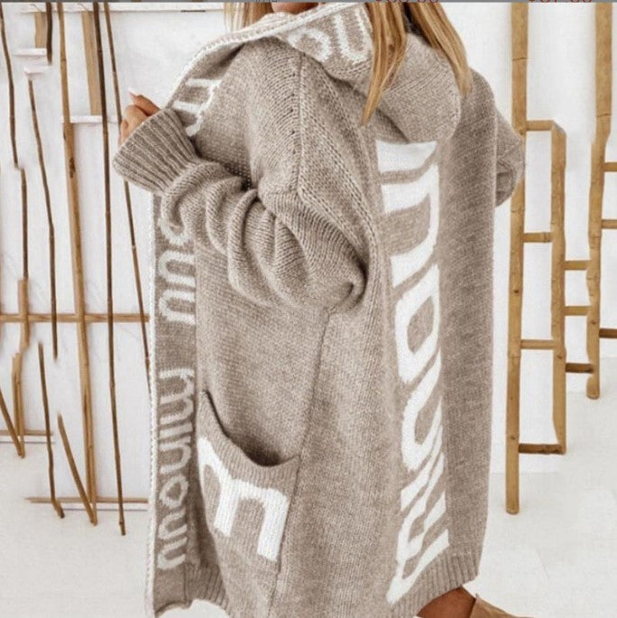 Damen Strickjacke mit logodruck und tiefen Taschen ModeGeist