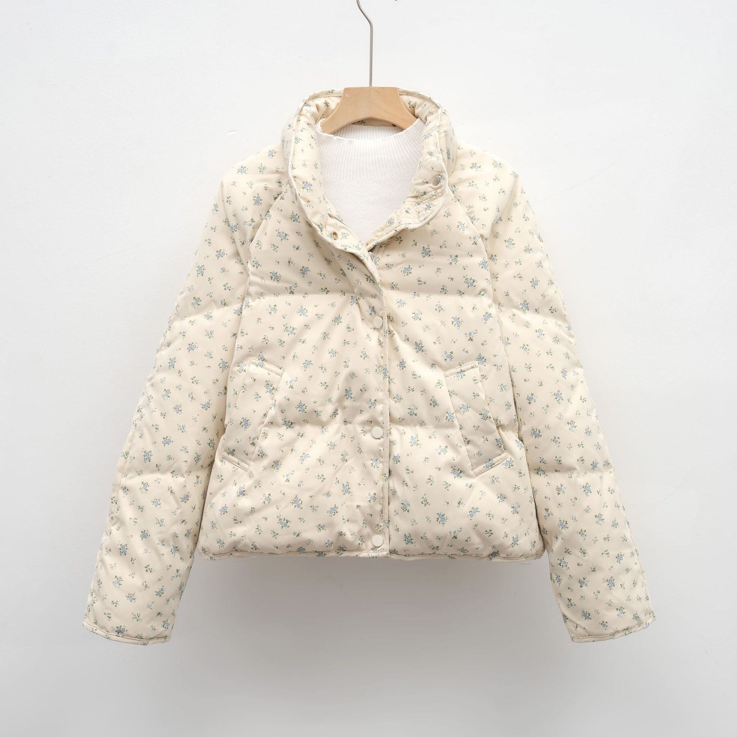 Damen voluminöse Steppjacke mit floralem Design und praktischen Taschen ModeGeist