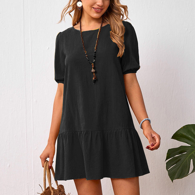 Modebewusstes Damen-Sommerkleid mit Volant und kurzen Ärmeln