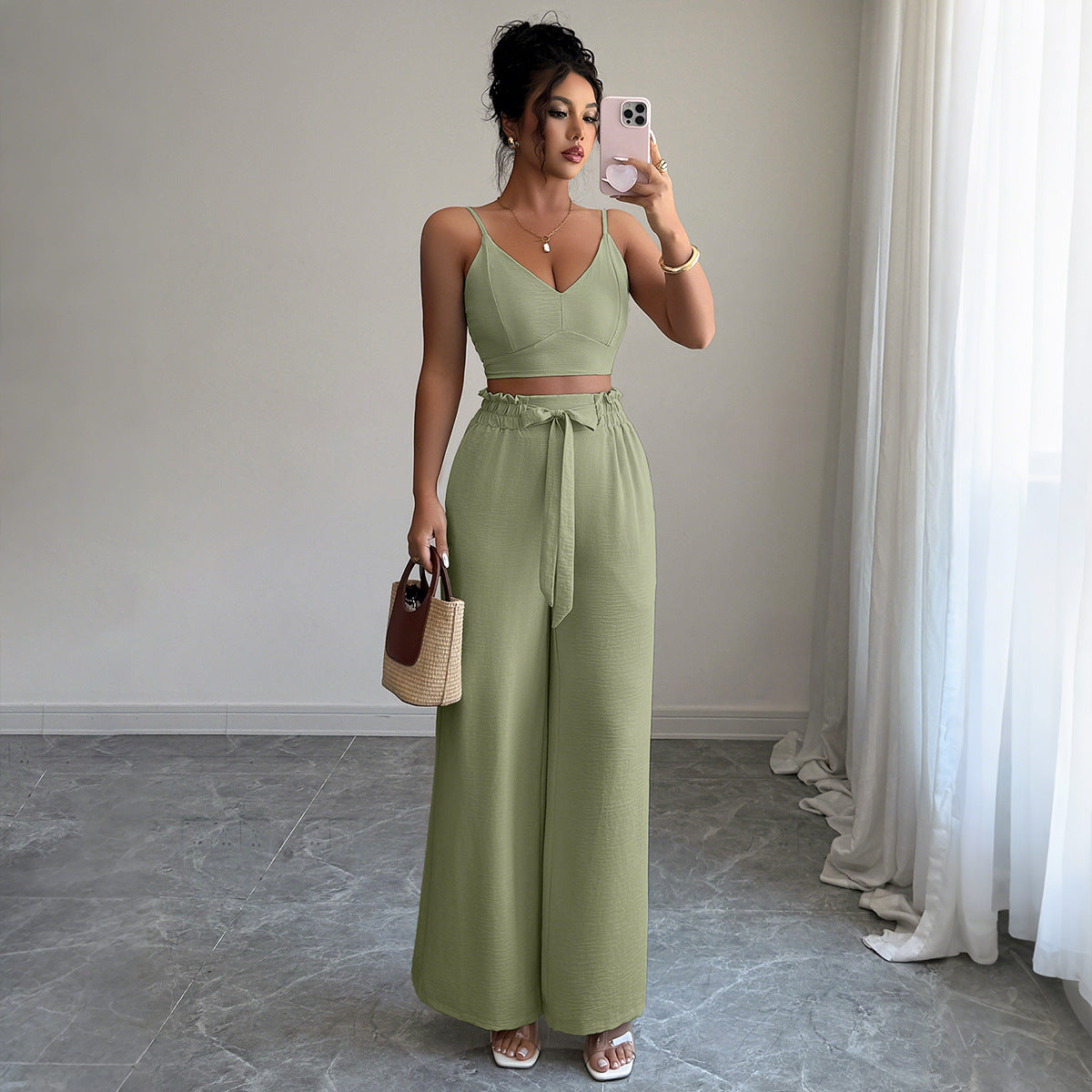Stilvolles Damen-Outfit: Oberteil und weite Hose von MODEGEIST