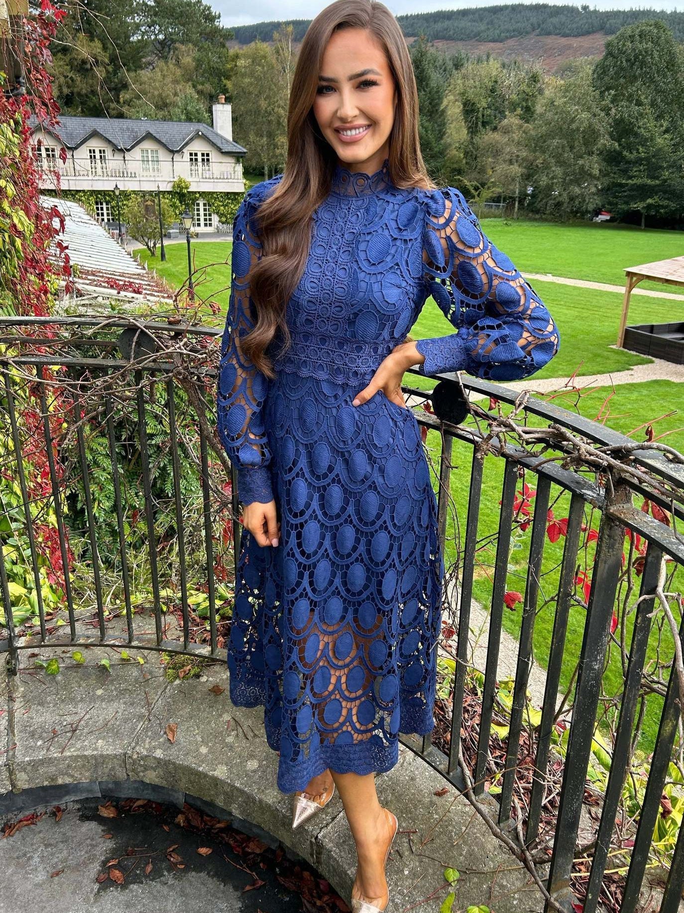 Elegantes Damenkleid mit raffinierter Spitzenstruktur von MODEGEIST