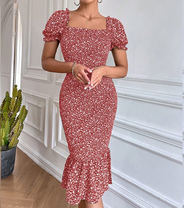 Figurbetontes Damenkleid mit Blumenmuster und Rüschen, MODEGEIST