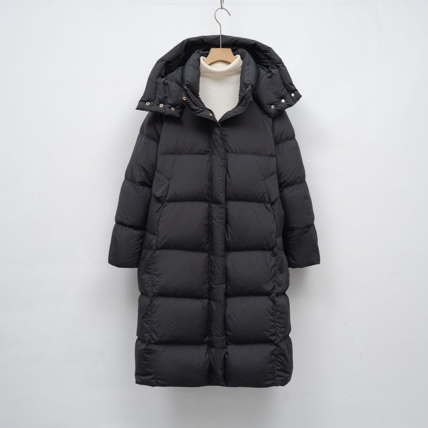 Damen Lange Daunenjacke mit verstellbarer Kapuze und luxuriösem Innenfutter ModeGeist