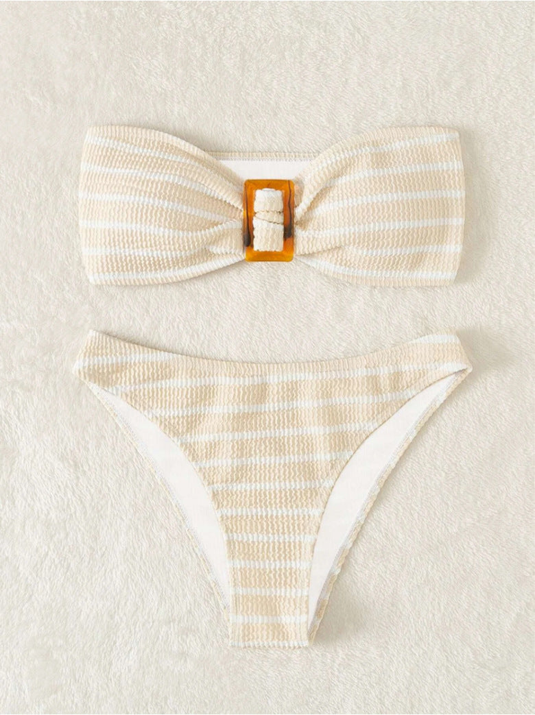 Modischer Damen-Bikini mit Streifen und Schnallen-Detail