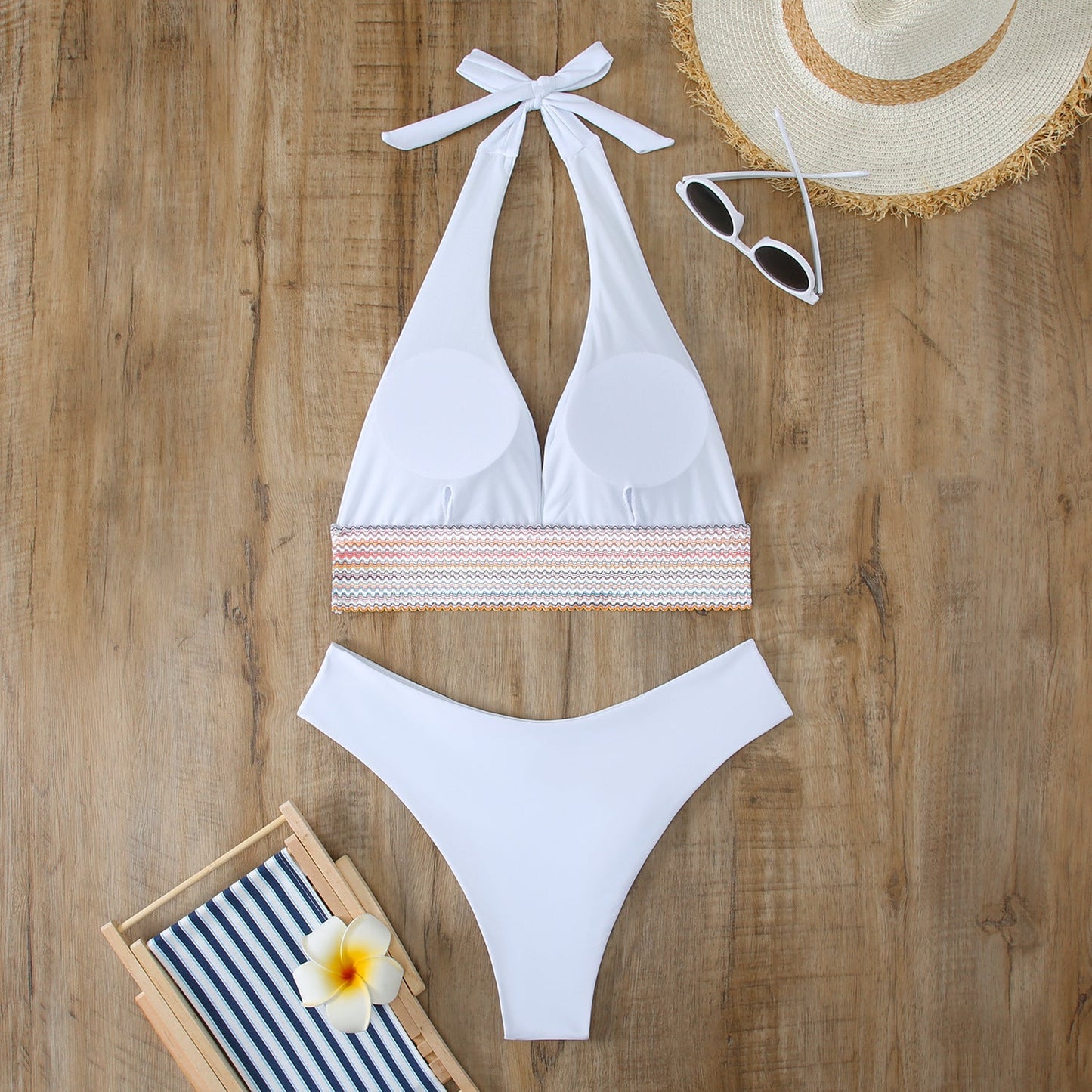 Bikini-Set mit Dreieck-Oberteilen, Bindebändern und modischen Kontrasten von MODEGEIST