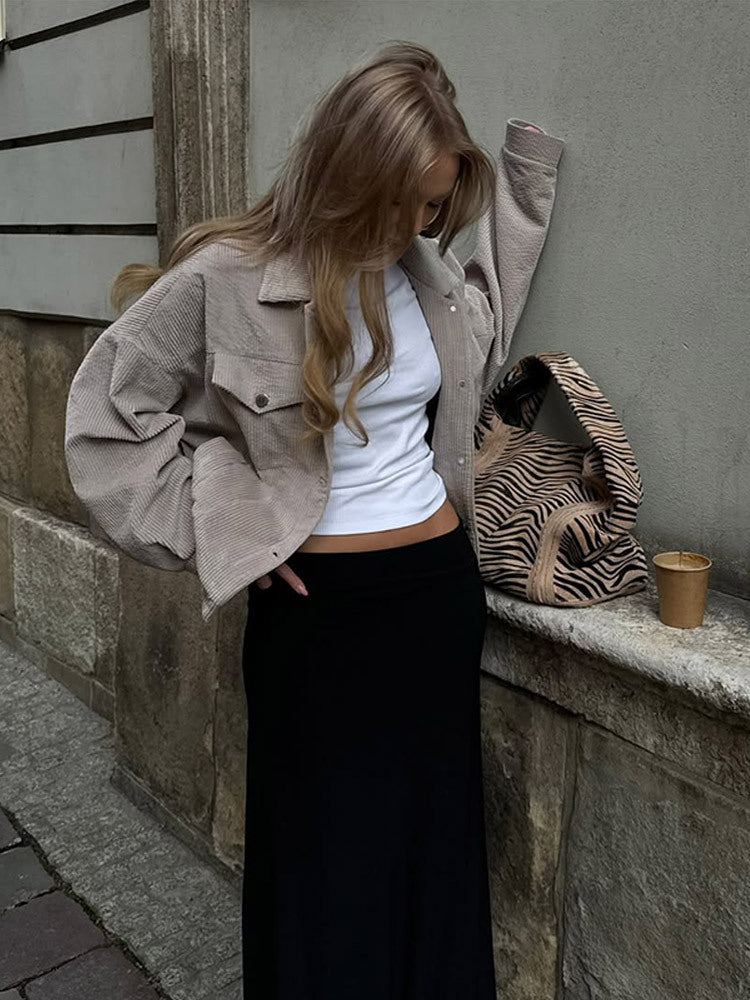 Damen Oversized Cordjacke mit praktischen Taschen und dezentem Streifenmuster ModeGeist