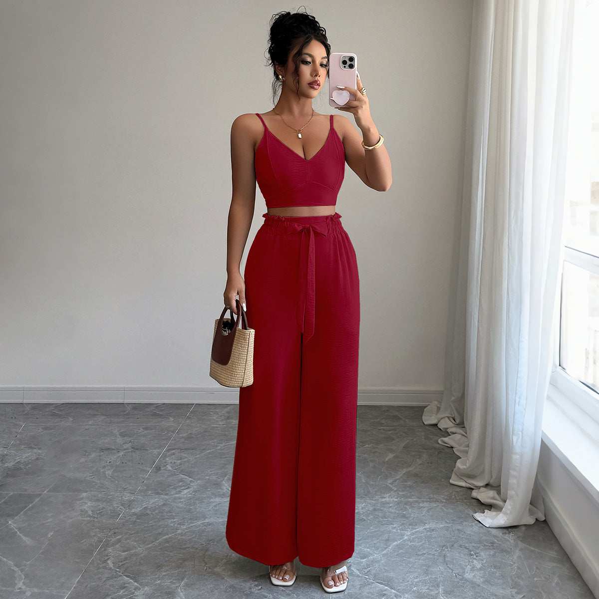Stilvolles Damen-Outfit: Oberteil und weite Hose von MODEGEIST