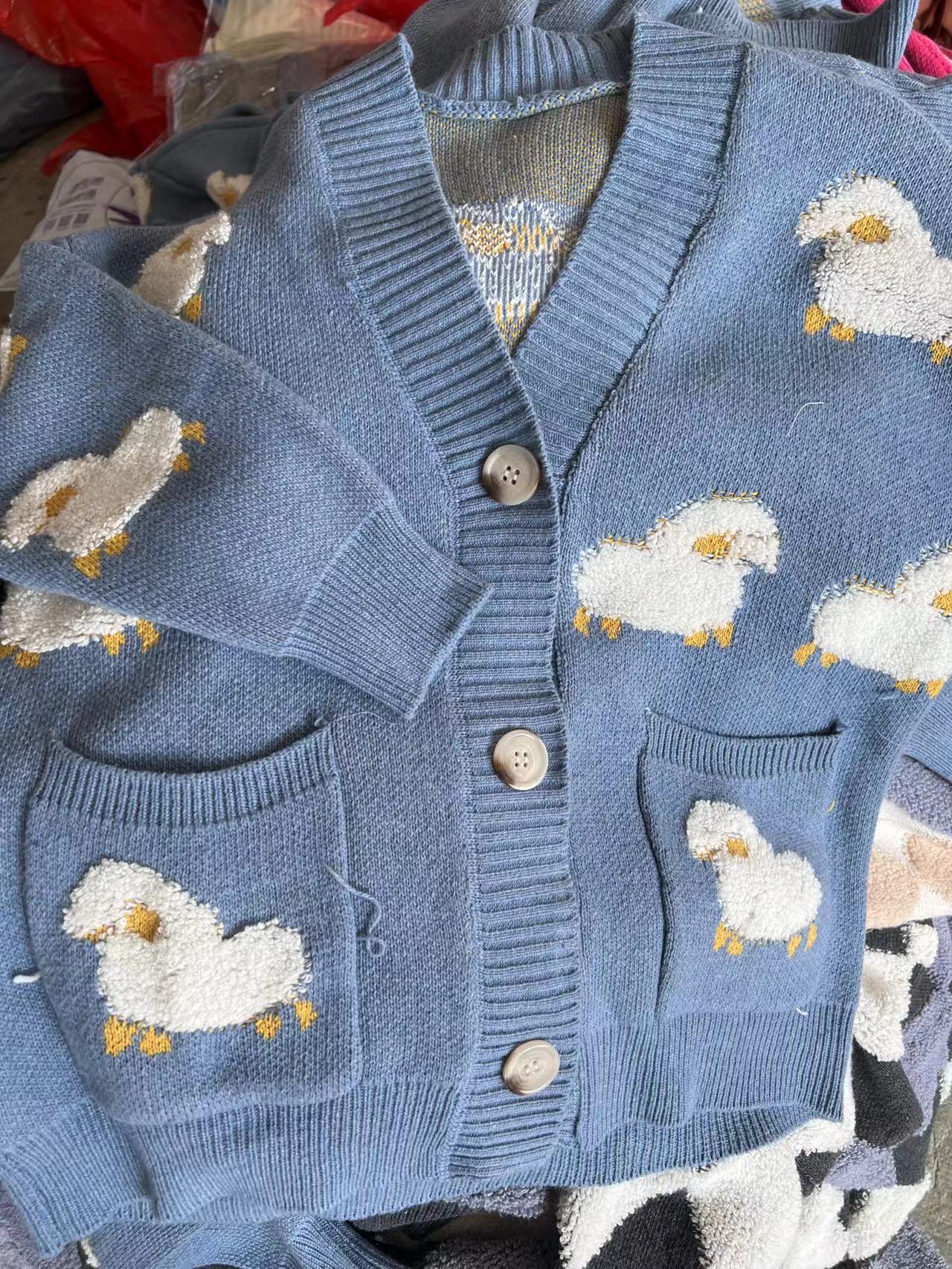 Damen Strickjacke mit verspieltem Schafmotiv und Taschen ModeGeist