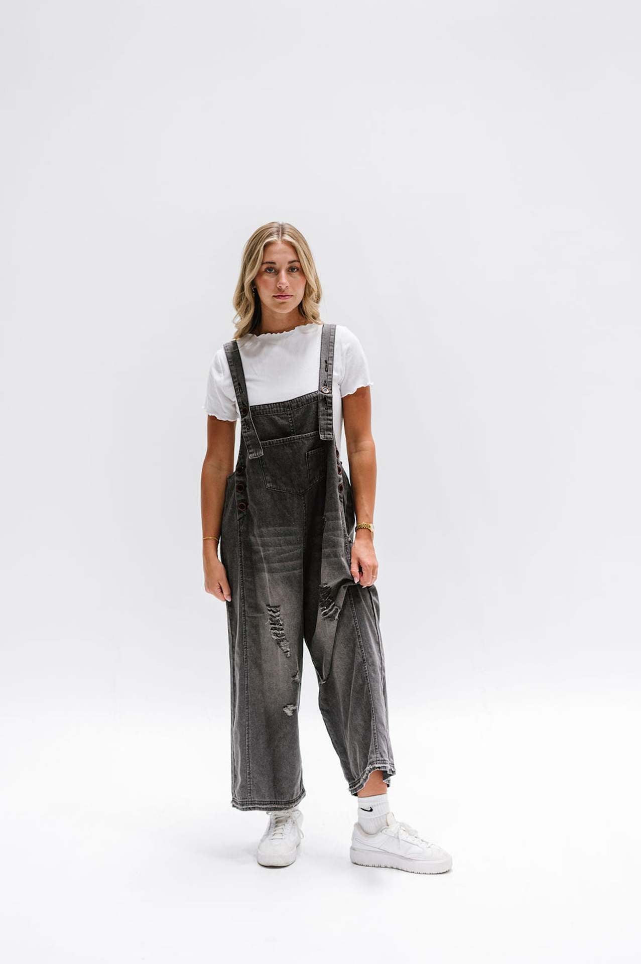 Damen Latzhose mit modischen Destroyed-Details und weitem Schnitt ModeGeist