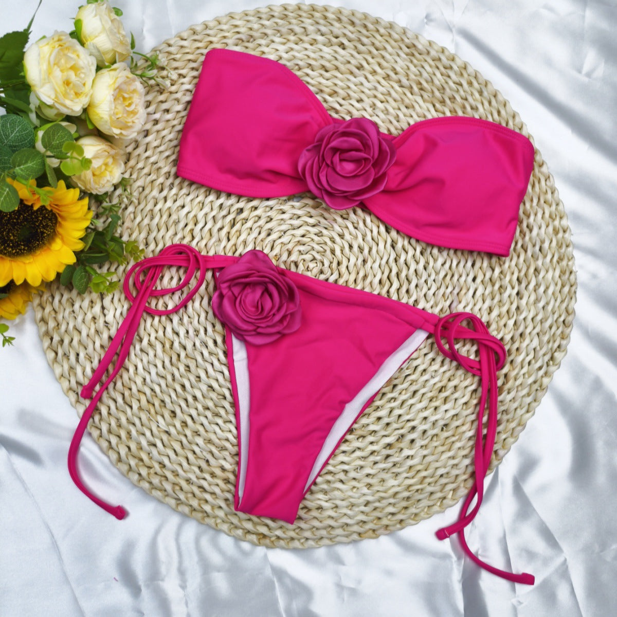Bikini Set für Damen mit Blumenmuster und verspielten Details von MODEGEIST