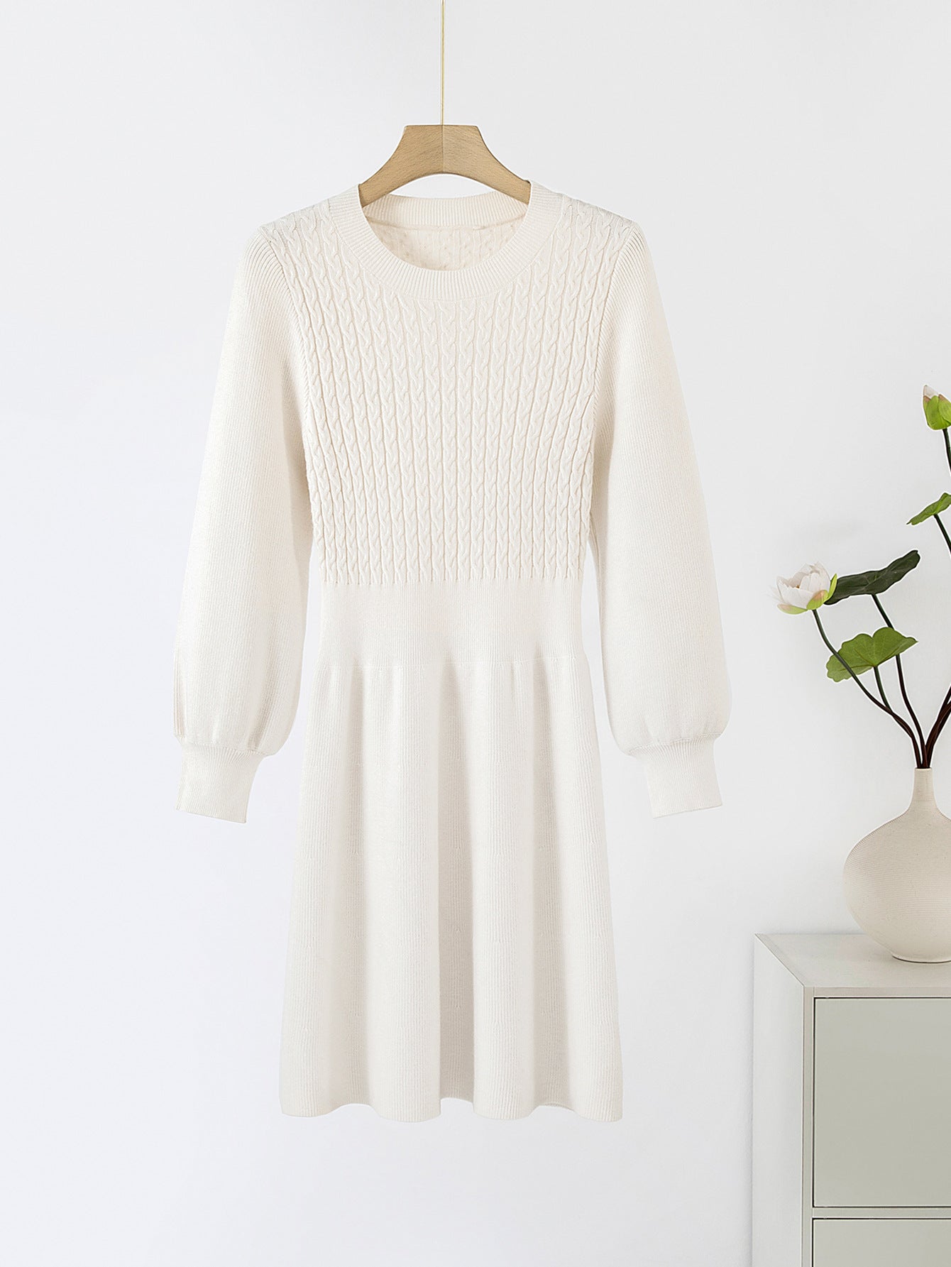 Damen Strickkleid mit voluminösen Ärmeln und strukturiertem Oberteil ModeGeist