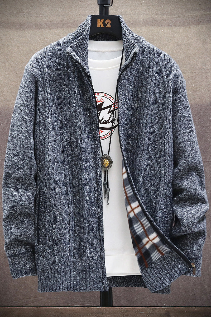 Herren Strickjacke mit Kunstlederdetails und hohem Kragen ModeGeist