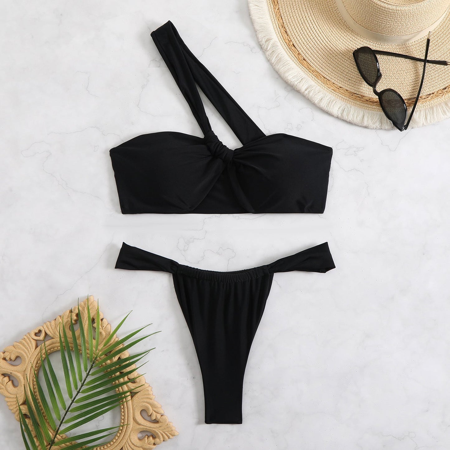 Moderner Damen-Bikini mit Wickeldesign und asymmetrischem Oberteil