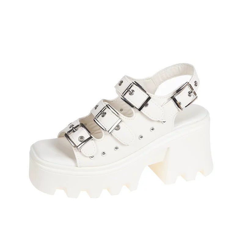 Elegante Damen-Plateausandalen mit verstellbaren Riemen und Nieten von MODEGEIST