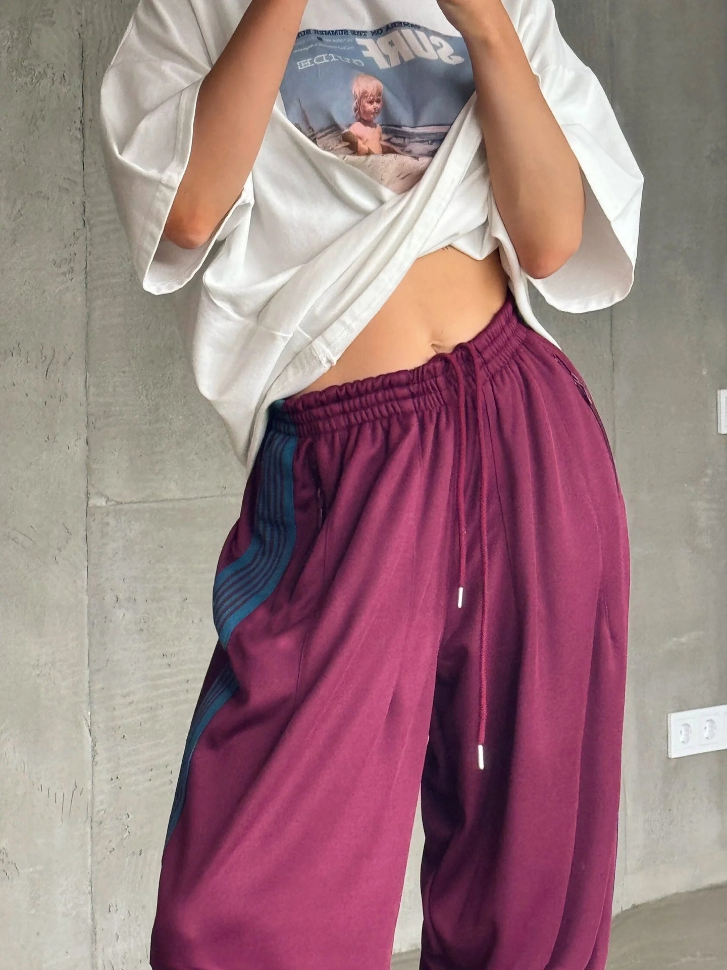 Damen weite Sporthose mit diagonalen Streifen ModeGeist