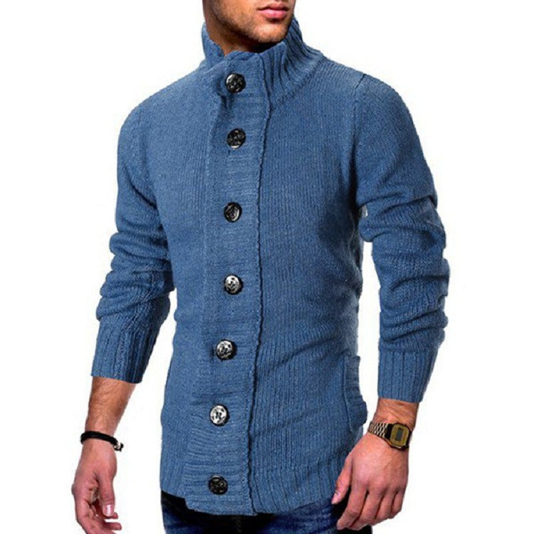Herren Strickjacke mit hohem Kragen und markanten Knopfdetails ModeGeist