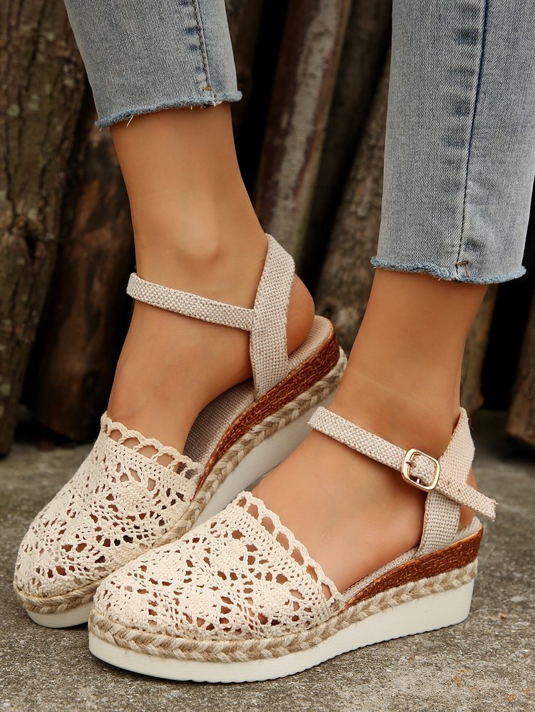 Komfortable Damen-Espadrilles mit feinem Häkel-Look und bequemem Fußbett von MODEGEIST