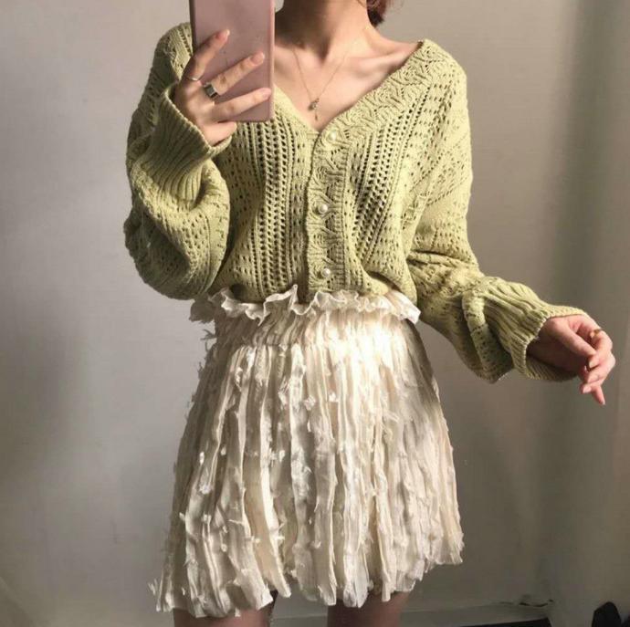 Damen Grobstrickpullover mit modischem V-Ausschnitt und Knopfdetails ModeGeist