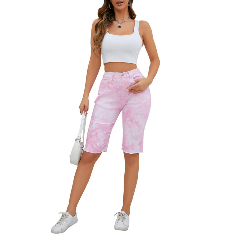 Stylische Damen Denim Shorts mit hohem Bund und angesagtem Batik-Print