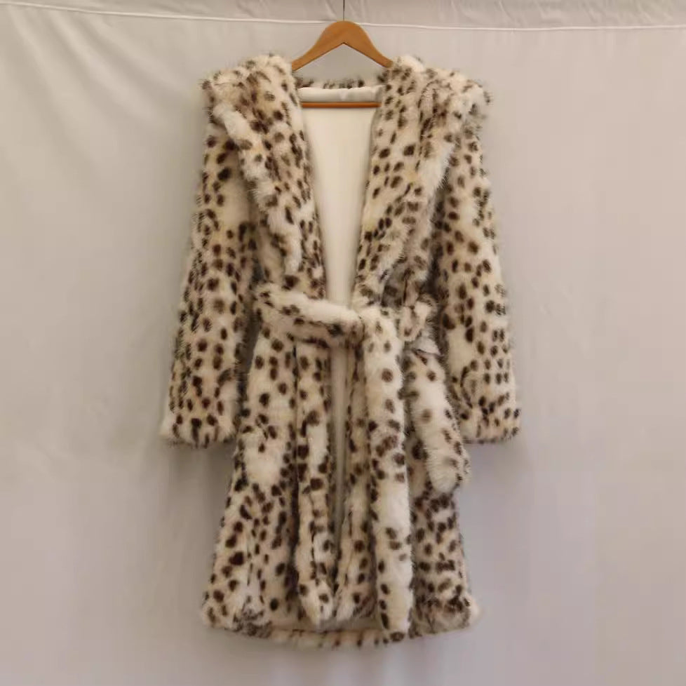 Damen Fleece Bademantel mit Kapuze und Leopardenmuster ModeGeist