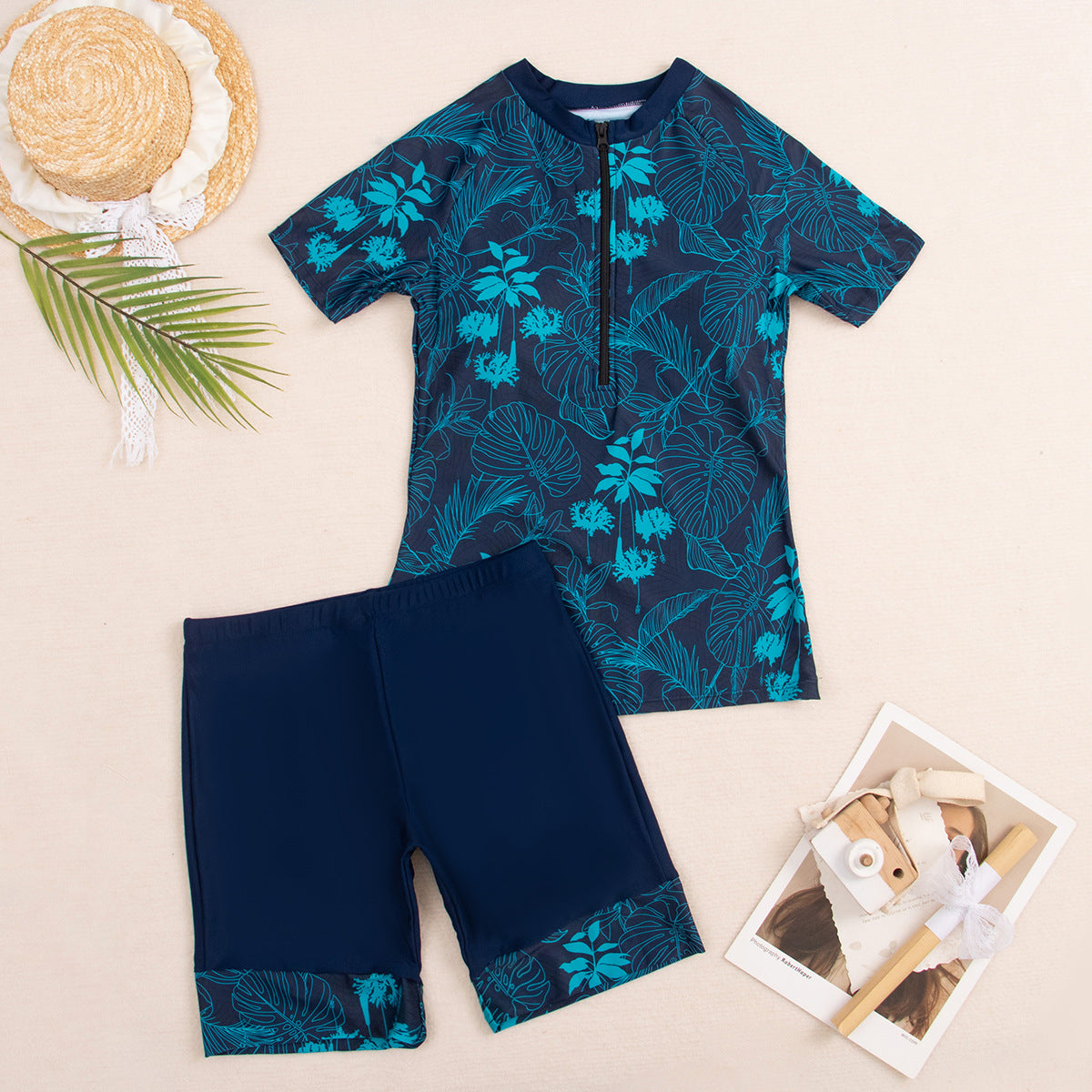 Eleganter Damen-Surfanzug mit Pflanzenmuster und integrierten Shorts von MODEGEIST
