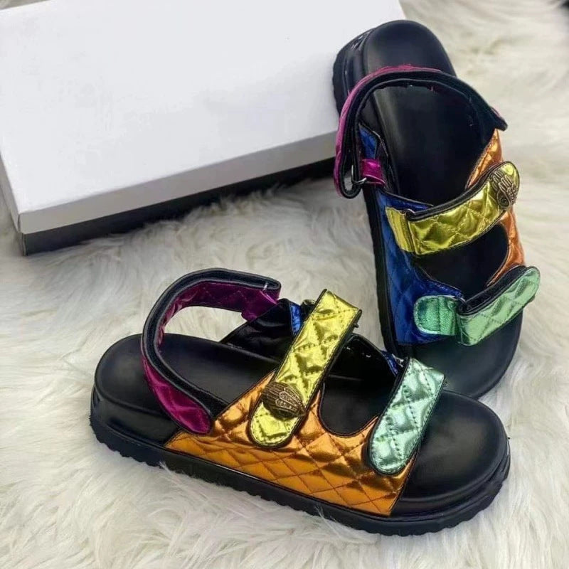 Modische Damen-Sandalen mit verstellbaren Riemen und glänzendem Finish